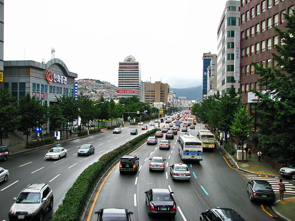 С Пусаном соединены три главные автомагистрали страны: “Кёнбусон”, “Тэгу-Пусан”, “Намхэ”.